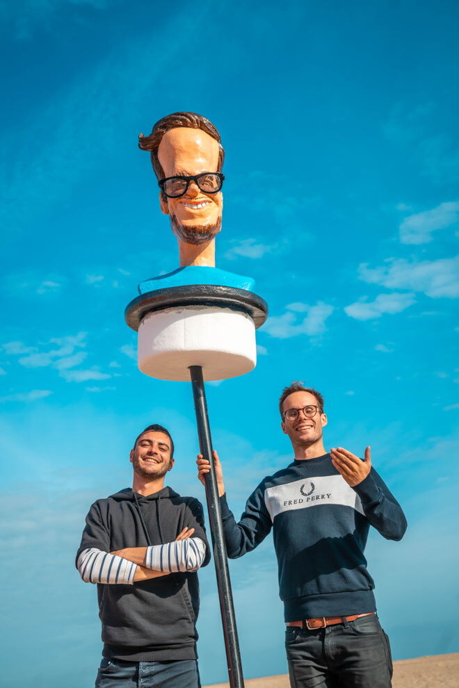 Qmusic-dj Vincent Fierens krijgt eigen verdwaalpaal op het strand van Oostende