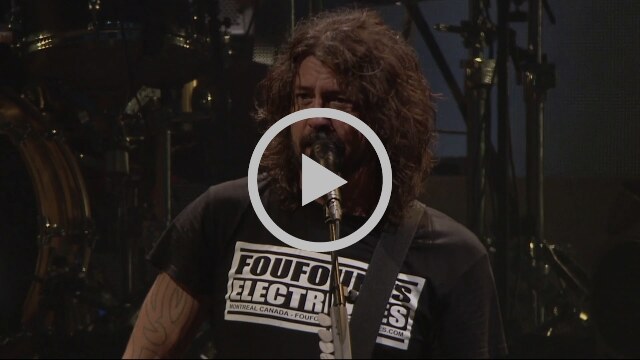 Dave Grohl nodigt fan in rolstoel uit op podium