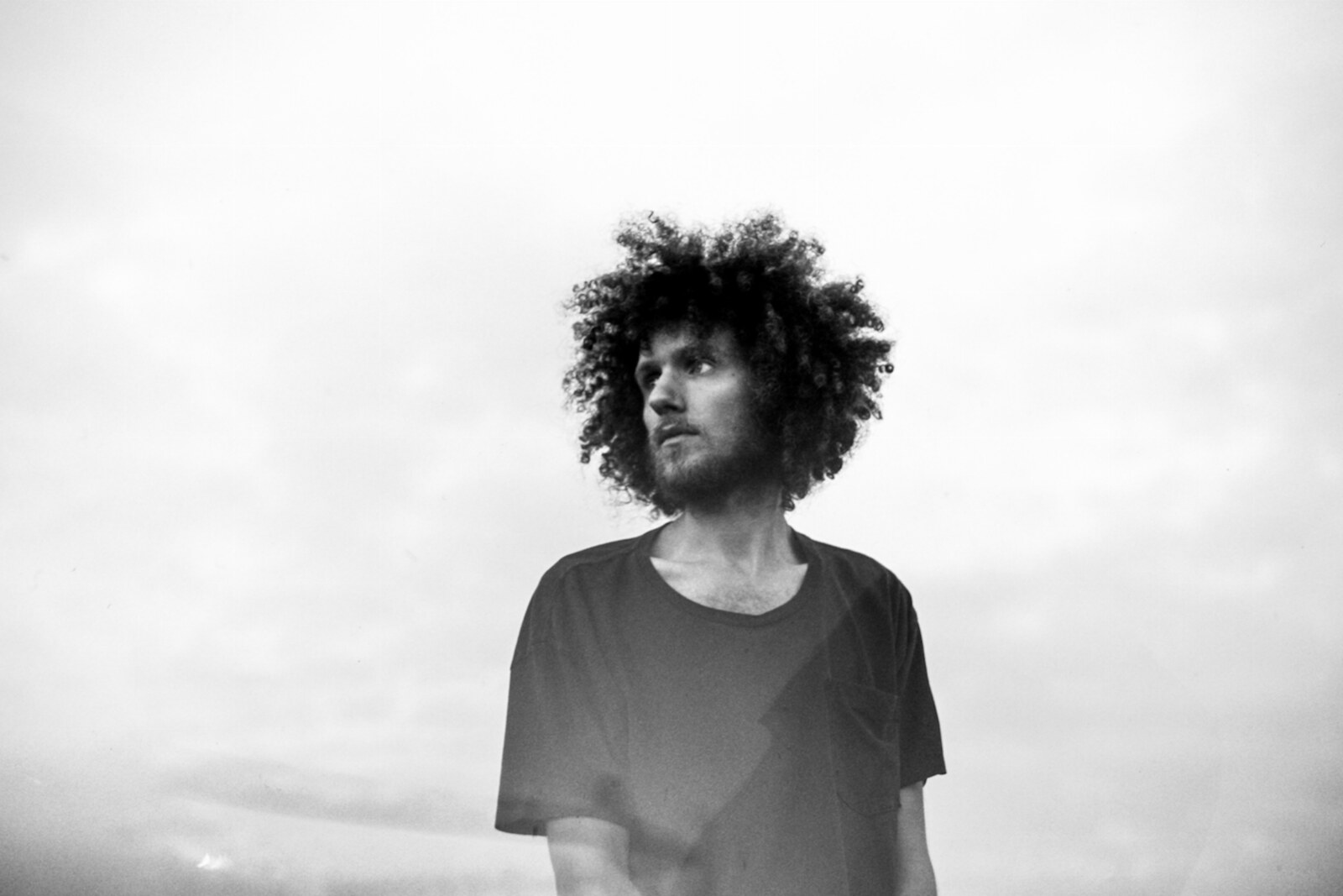 Benjamin Gordon releases hypnotic new single 'Walls Fall Down'
