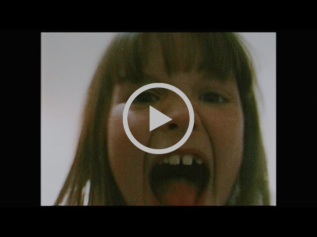 Angèle onthult nostalgische videoclip voor 'Flou' en scoort meest bekeken videoclip van het moment
