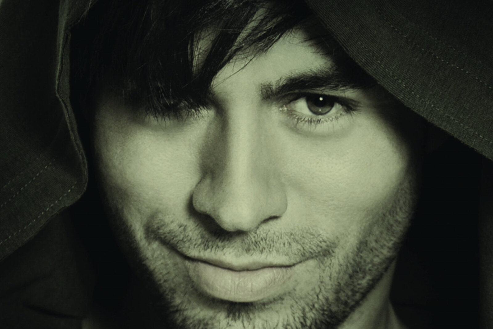 Enrique Iglesias: 'Greatest Hits' to be released Oct 4th