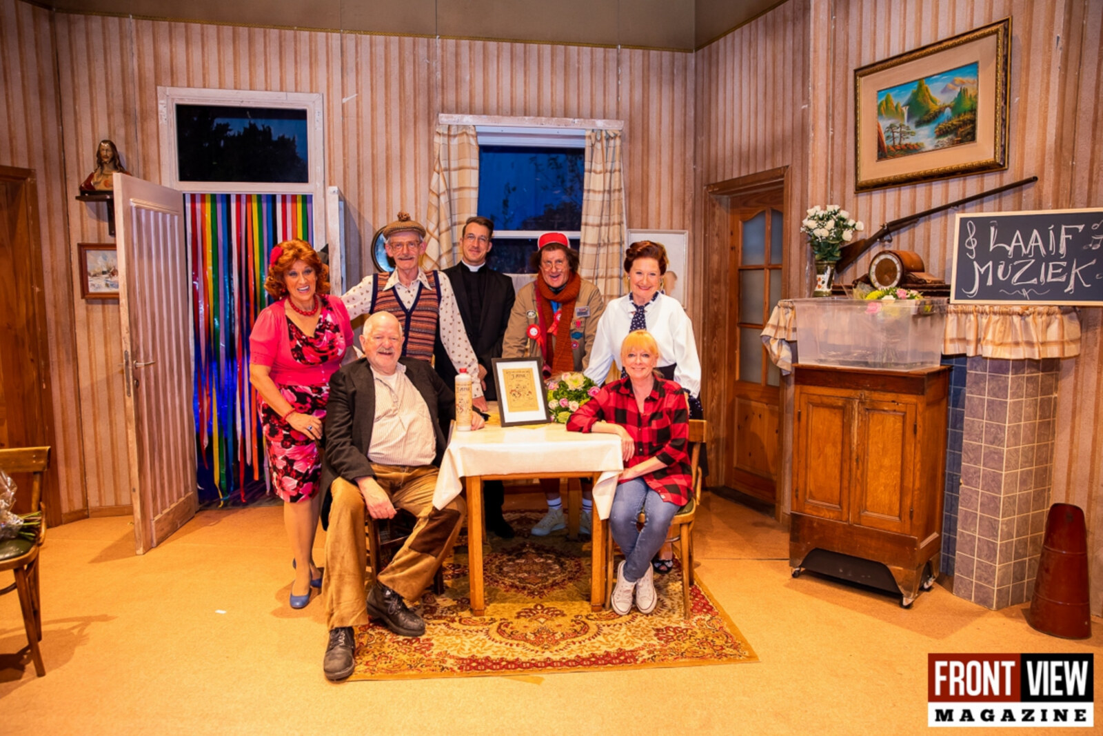 Nonkel Jef schittert voor een laatste keer in een theatervoorstelling "Chez Nonkel Jef"