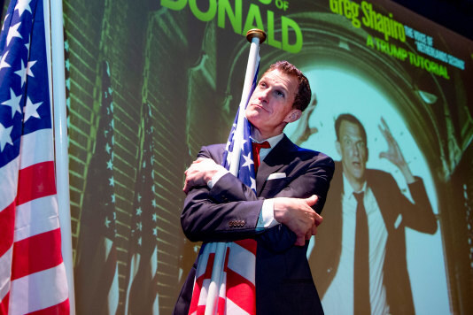 Ook tijdens afzettingsprocedure biedt comedian Greg Shapiro de 'Trump Survival Guide'
