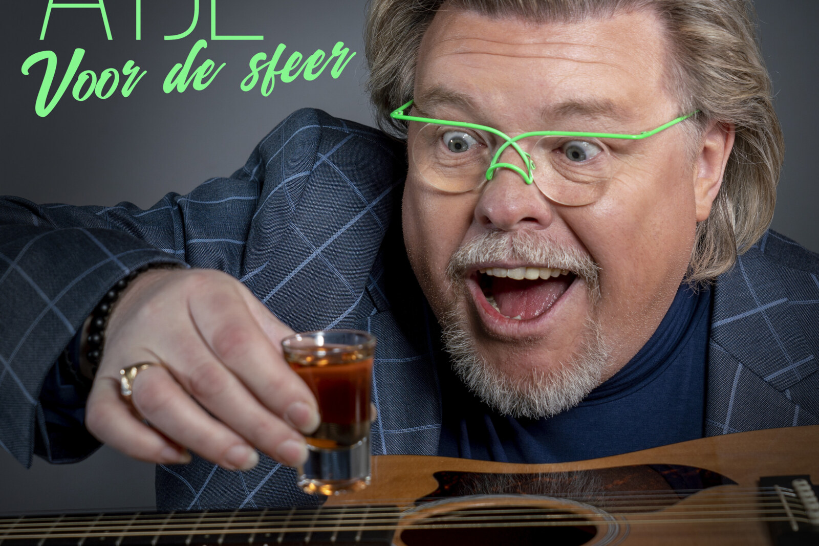 René Karst pakt met het studentikoze ‘Atje voor de sfeer’ Vlaanderen in!