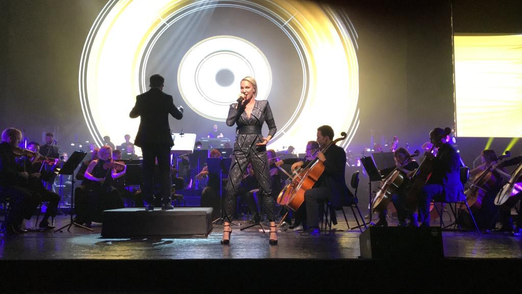 Het symfonische orkest in het Madrileense Real Teatro ontroert Kate Ryan: “Ik kan amper mijn tranen bedwingen, zo prachtig is dit”.
