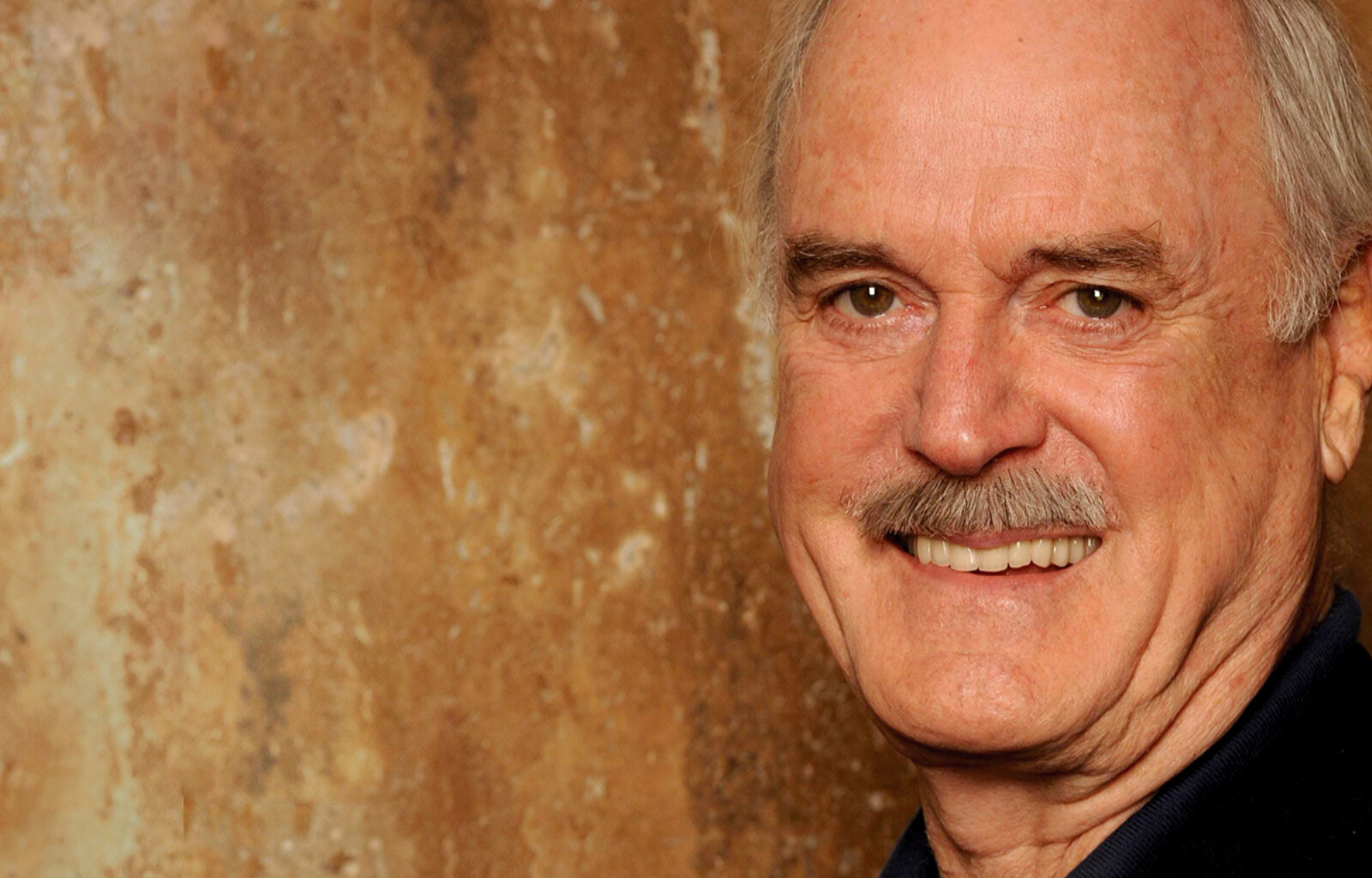 Extra shows John Cleese in Nederland