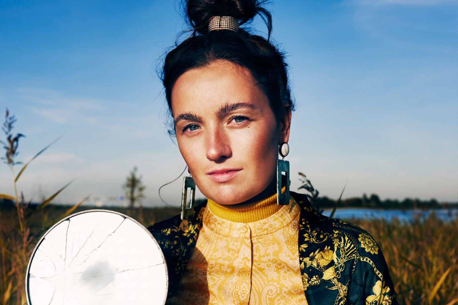 Hebe tackelt angsten op krachtige nieuwe single "Hunting me"