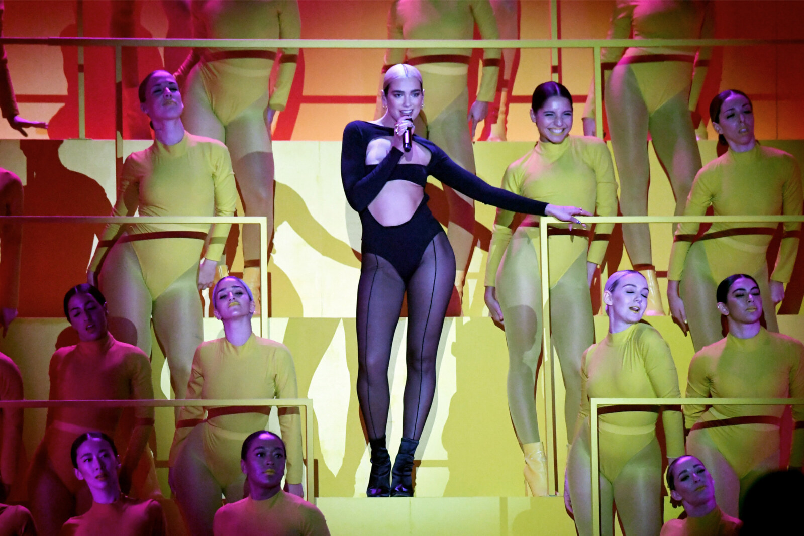 Dua Lipa live op de MTV EMA's 