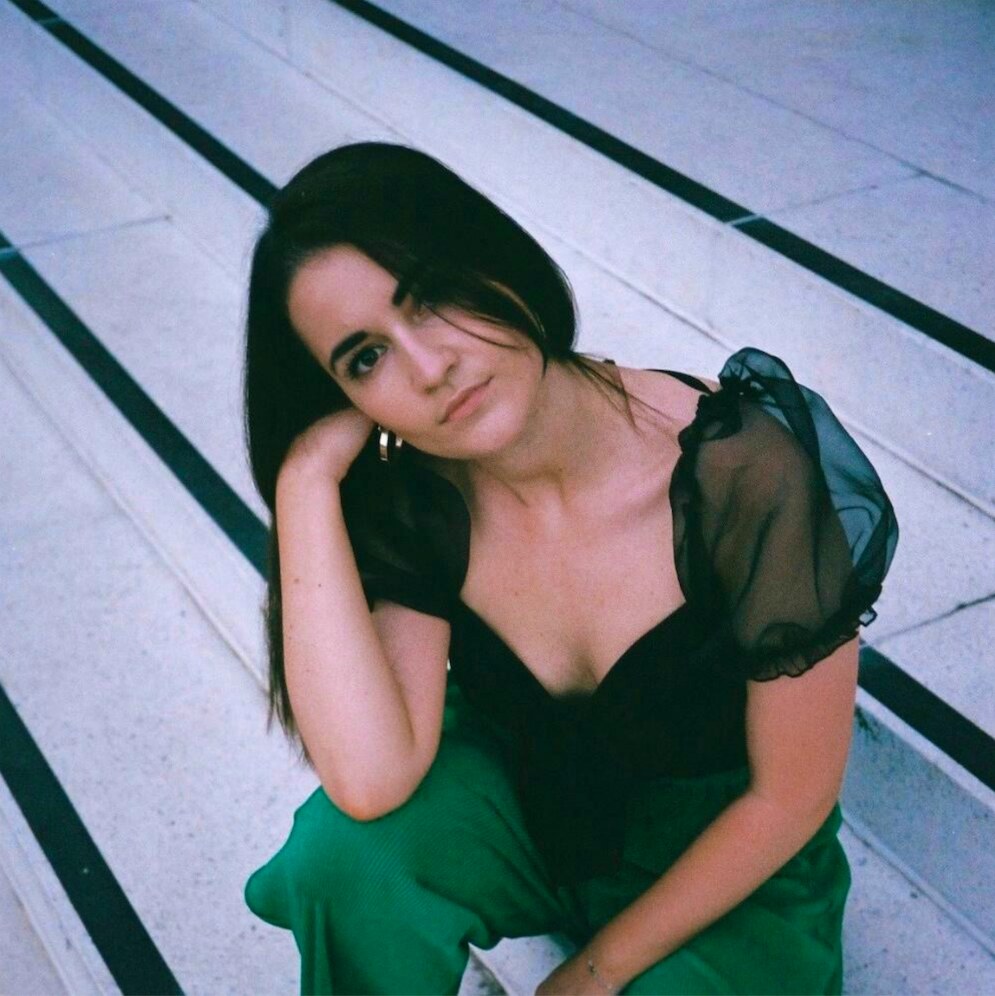 Alex Jayne shares hypnotic new single 'Messy'