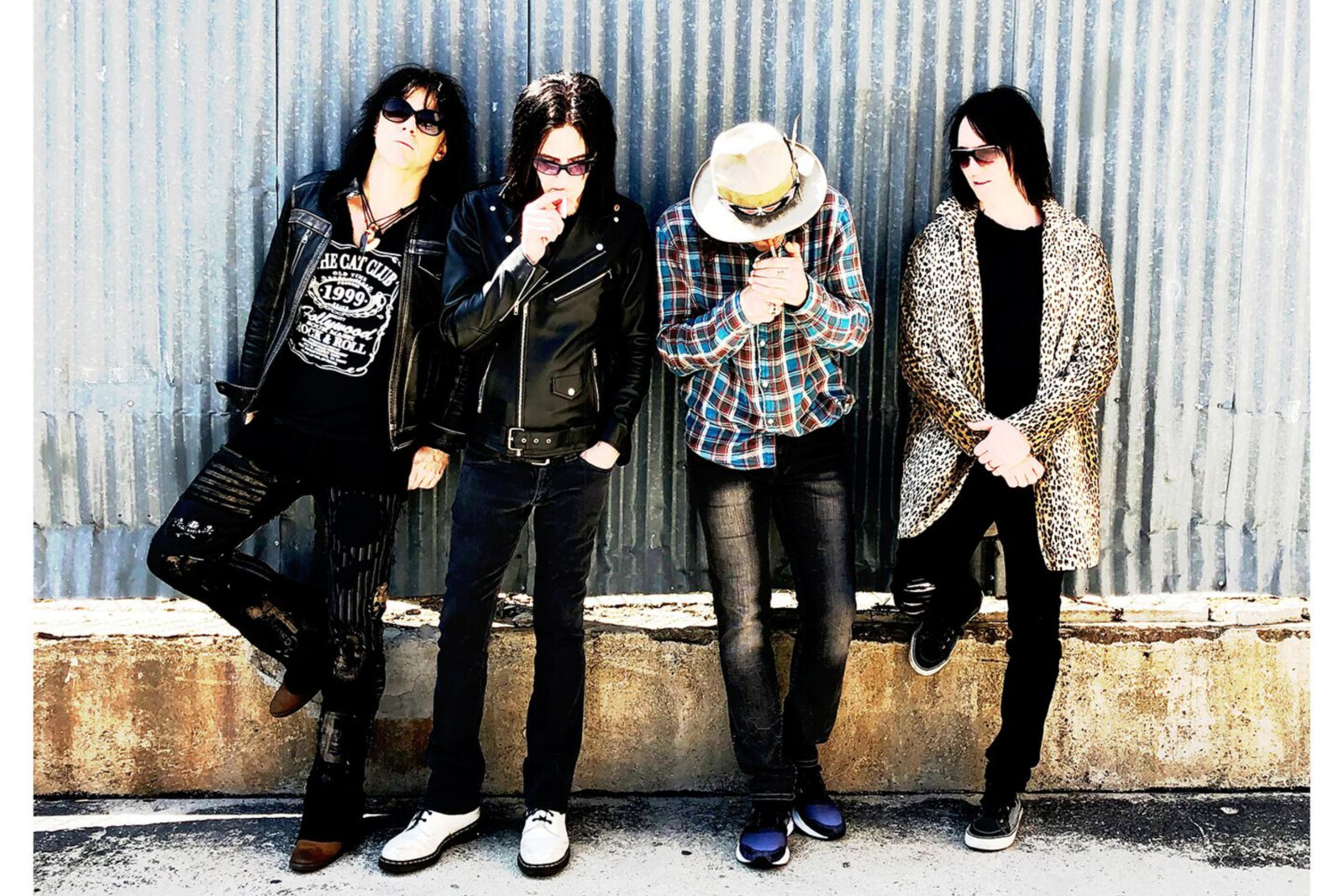  LA Guns sign to Golden Robot Records.
