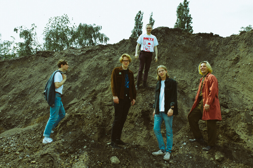 Psychedelic Five-Piece Neumatic Parlo  Dunks You into an Aural "Science Fiction Movie"