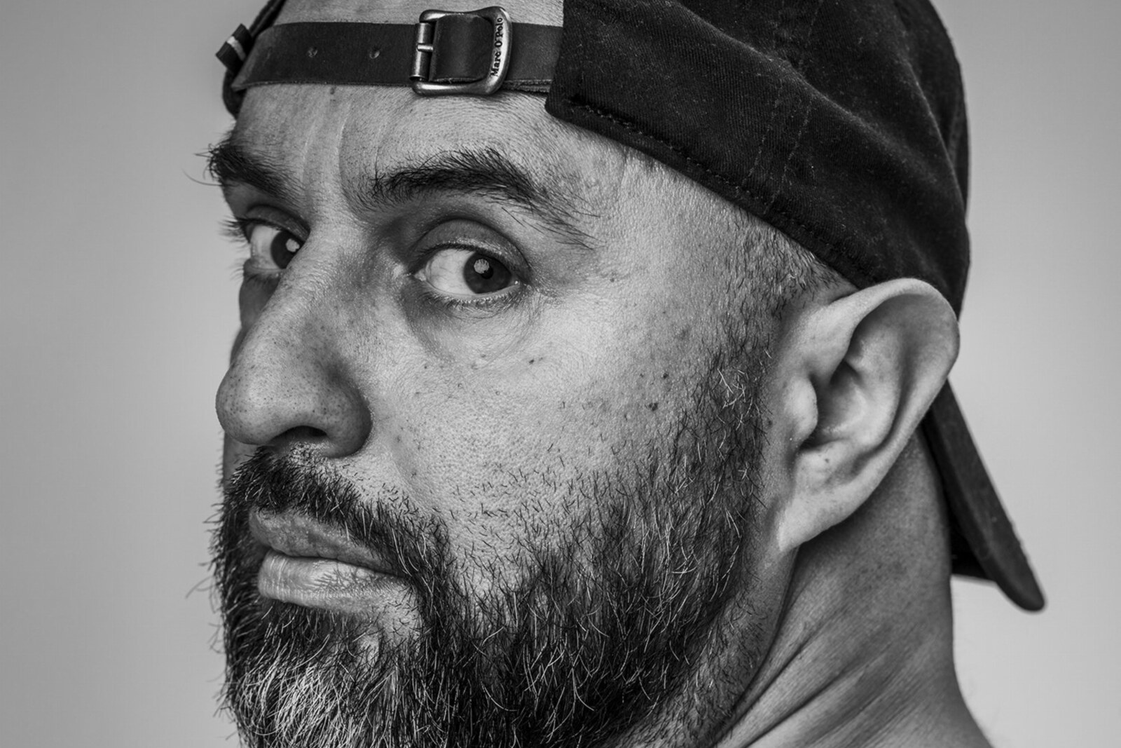 Serdar Somuncu veröffentlicht neues Musikvideo zu 'Du Lügst' vom neusten Album »SYSPHS«