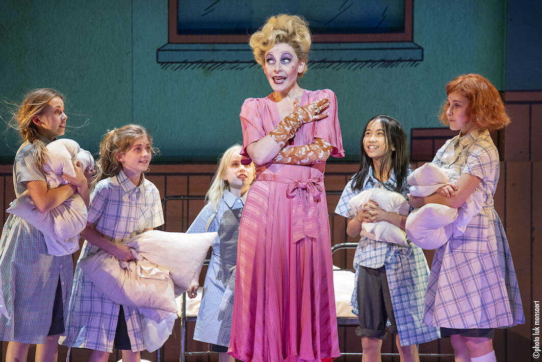 Annie: 'Juffrouw Hannigan' Willemijn Verkaik treedt op als 'Elsa' tijdens Oscars