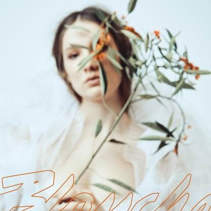 Blanche stelt nieuwe single single 'Fences' voor