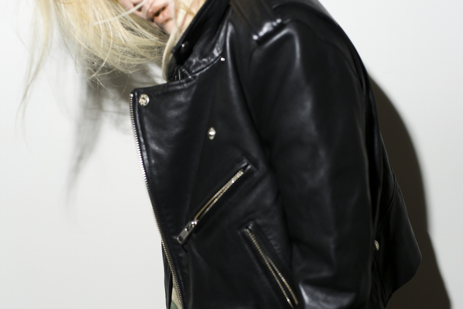 Alison Mosshart releases debut solo single 'Rise'