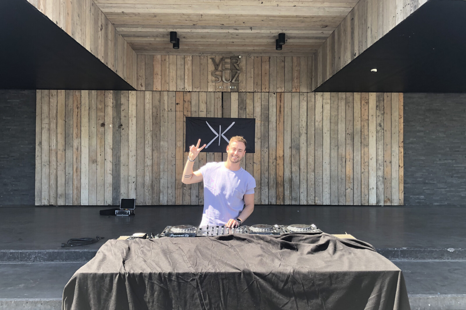 De Hasseltse dj en producer Kenn Colt speelde aan de ingang van een gesloten Club Versuz: “Zonder publiek...een vreemde ervaring.”