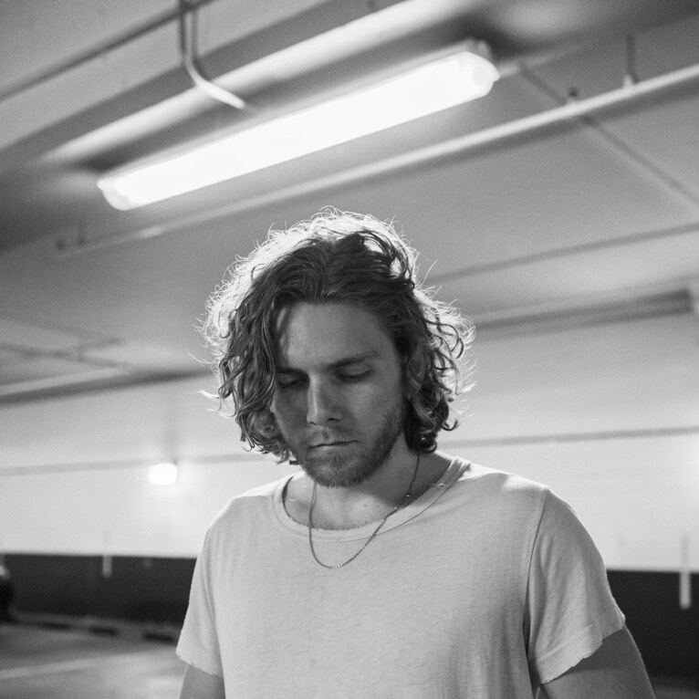 Lewis Knaggs brings punchy pop-rock with "Hold On"