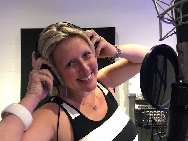 Zangeres Trisha is terug in een volledig nieuwe stijl en maakt meteen een vuist tegen ONRECHT en KWAAD!