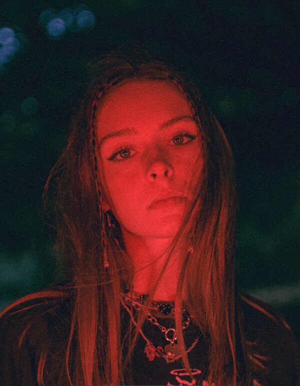 Britse artieste Holly Humberstone releaset haar gloednieuwe langverwachte EP ‘Falling Asleep At The Wheel’ en lost haar nieuwe single ‘Drop Dead’