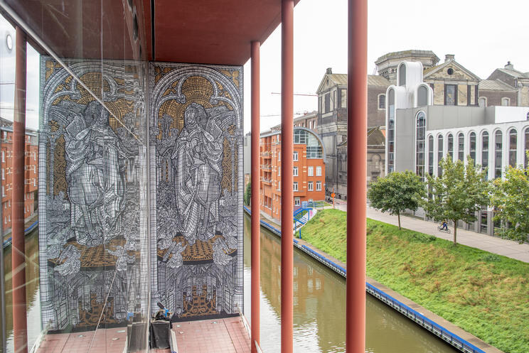 Monkey Bird Crew maakt muurschildering op achtergevel Handelsbeurs