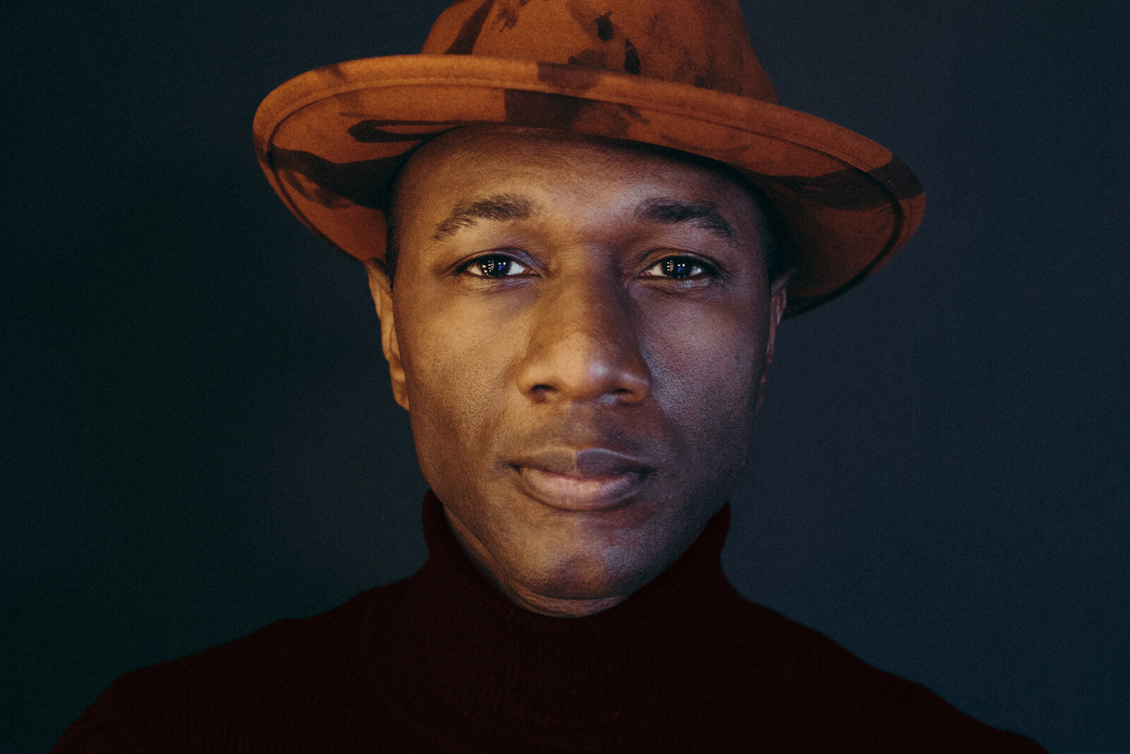 Aloe Blacc releases single "Hold on tight" from upcomping album "All love everything"