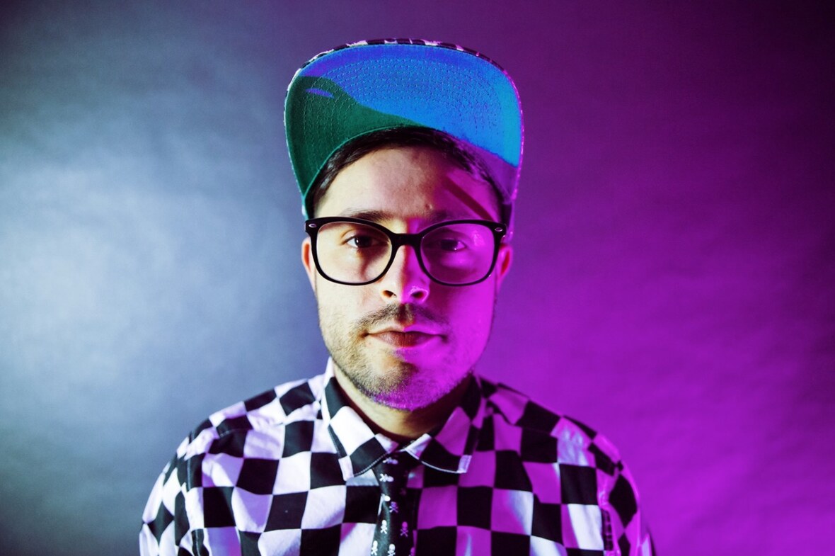 Profesor Galáctico premieres satirical and timely new video for “Alien”