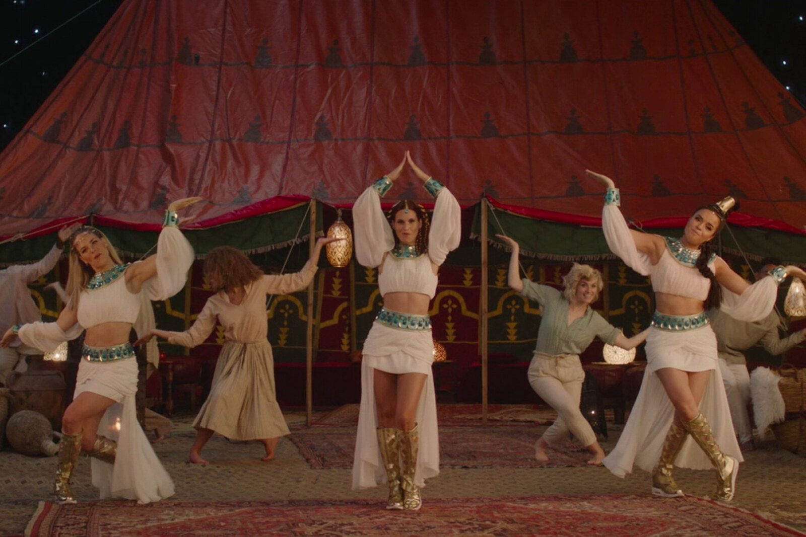 K3 danst op ‘Piramide van Liefde’ in nieuwste videoclip!