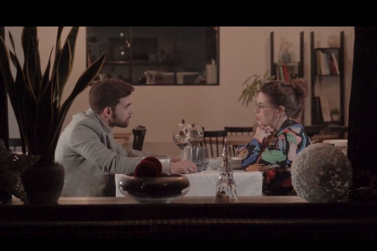 ‘Thuis’-collega en partner Lynn Van den Broeck maakt videoclip-debuut in clip van Mathias Vergels’ nieuwe single ‘Straatsteen’!