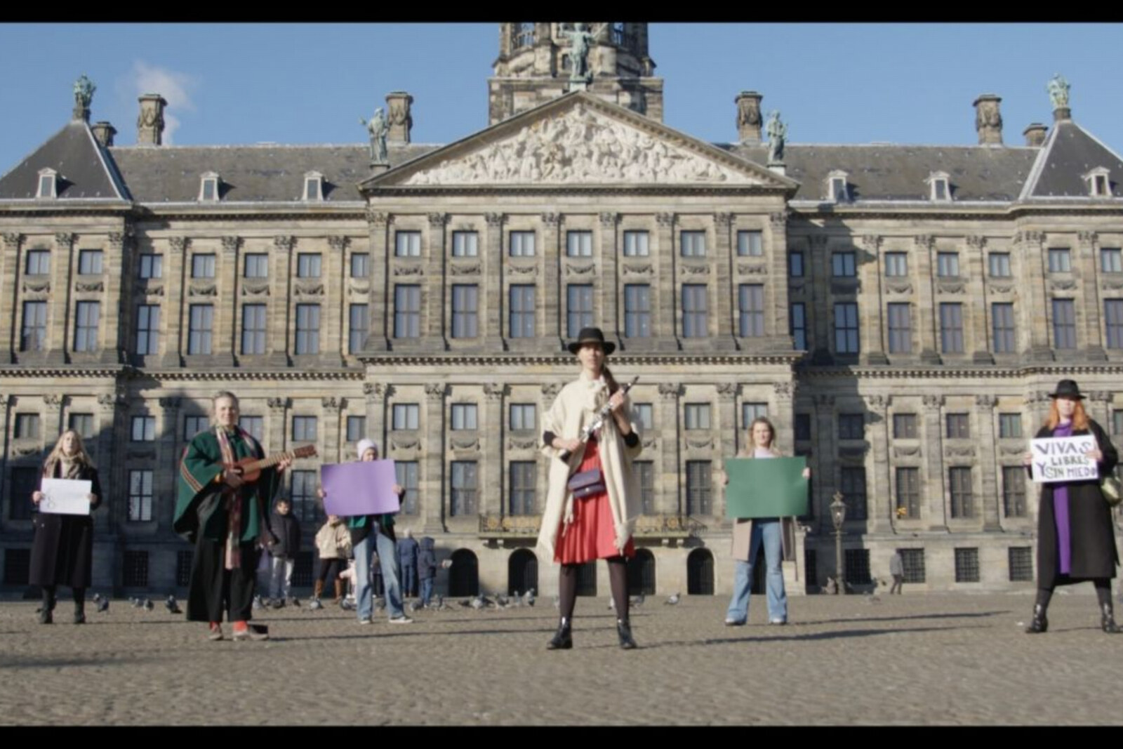 Snowapple en Vivir Quintana gaan samen met vele andere artiesten en activisten de virtuele straten op