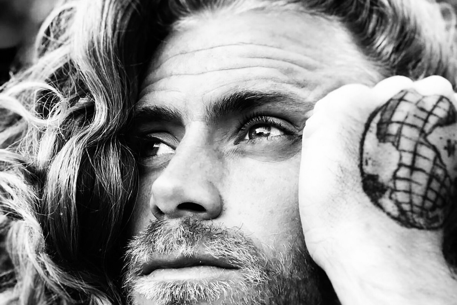 Leer Tim Schou kennen via zijn goudeerlijke debuutalbum ‘HERO / LOSER’