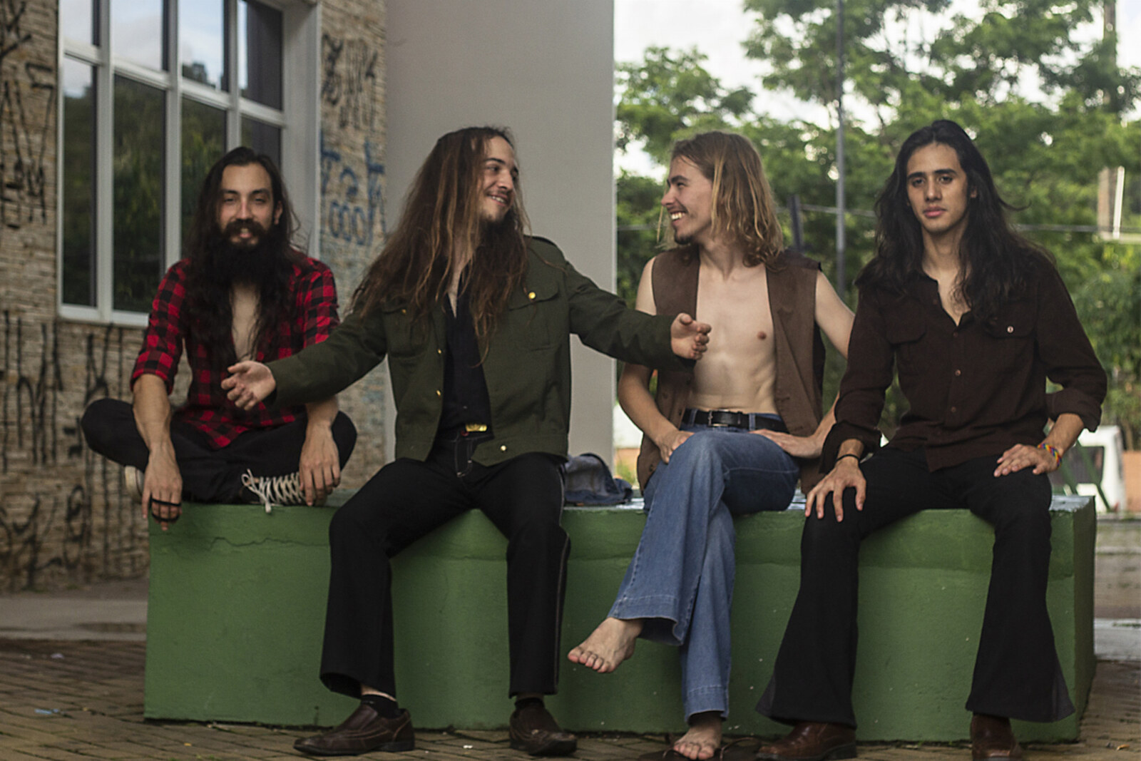 Corehum revives the 70s heavy metal and rock with touches of contemporaneity in the release of “Let me see”