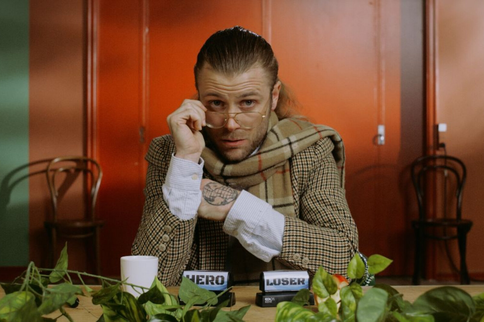 Tim Schou maakt ruim baan voor verschillende karakters in grappige, nieuwe video ‘Hero / Loser’