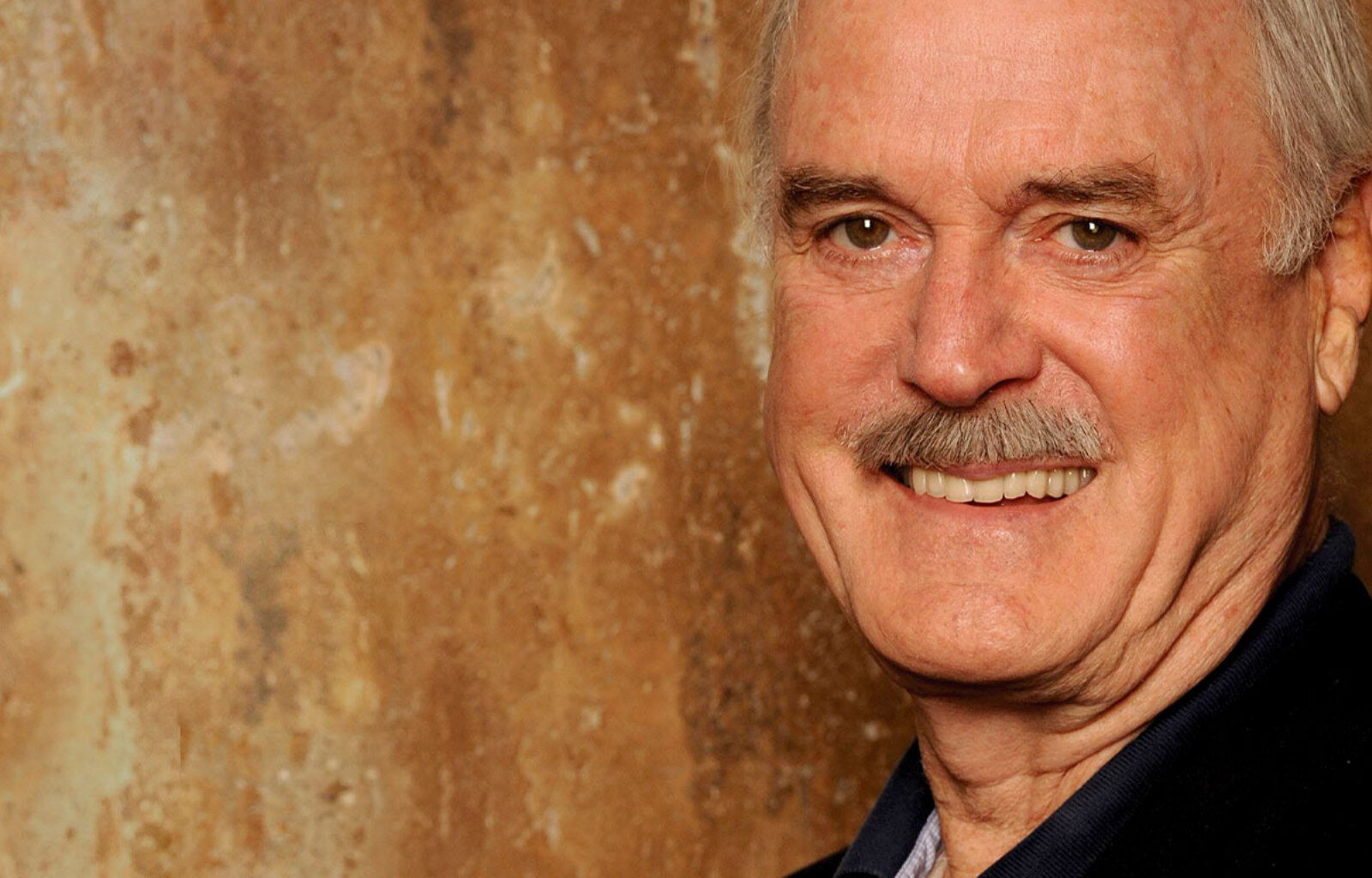 Extra shows John Cleese in Nederland