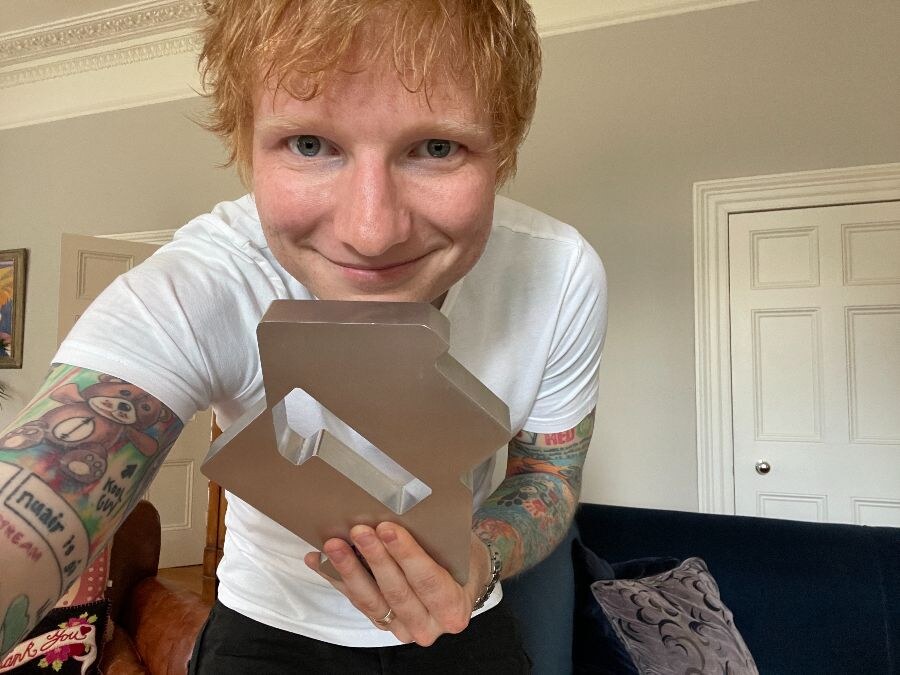 Ed Sheeran scoort met ‘Bad Habits’ zijn tiende nummer 1-hit in het Verenigd koninkrijk
