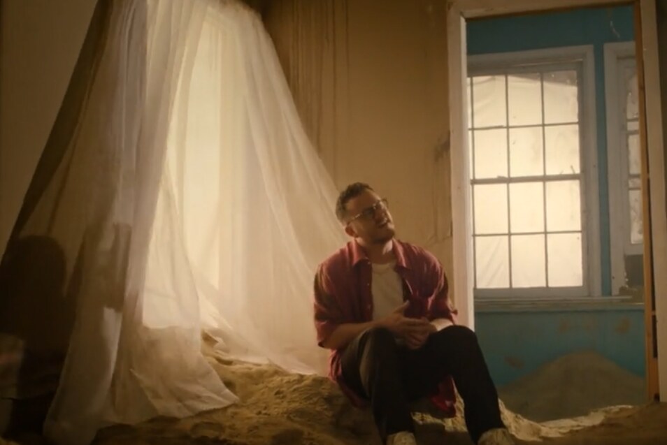 Sam Feldt and singer/songwriter Sam Fischer have unveiled the official video for their summer smash ‘Pick Me Up’.