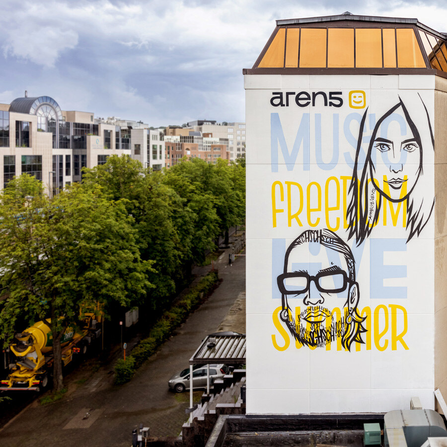 Arena5 onthult imposante fresco met Amelie Lens en SCH