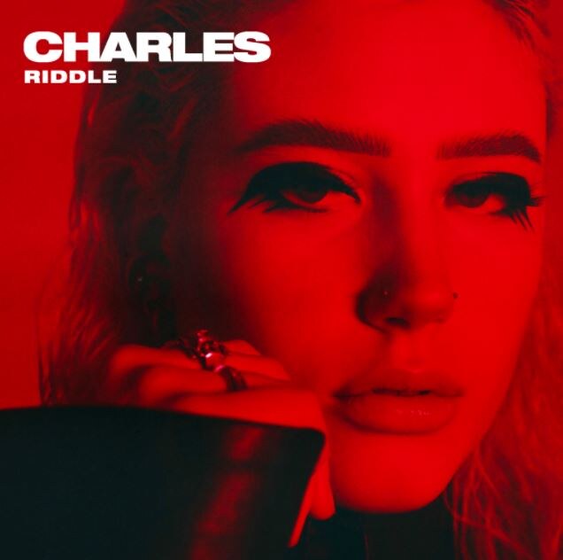 Charles deelt nieuw nummer 'Riddle' met bijhorende festivalclip