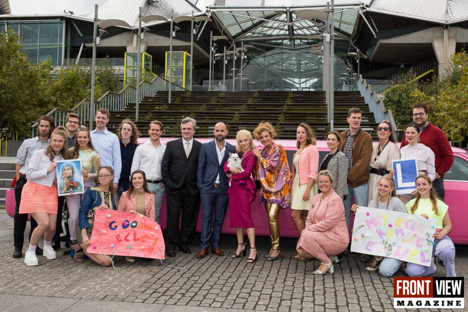 Cast musical Legally Blonde maakt opvallende entree aan gerechtsgebouw Antwerpen