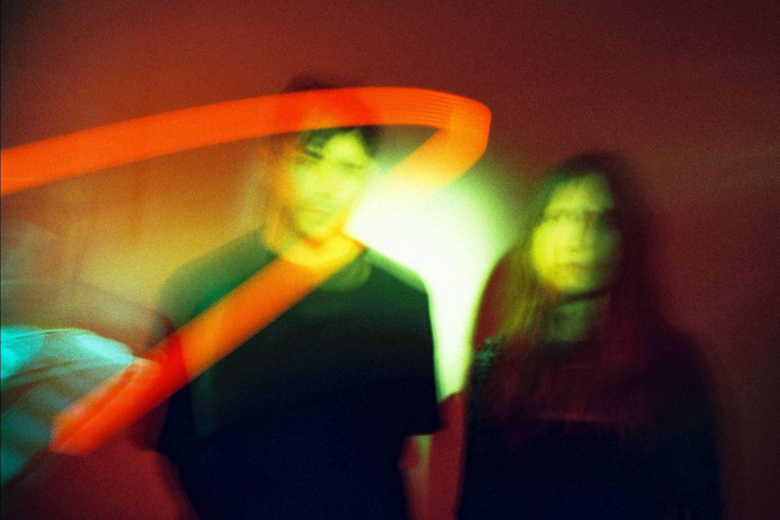 Rosi release new single 'Off the Tracks'