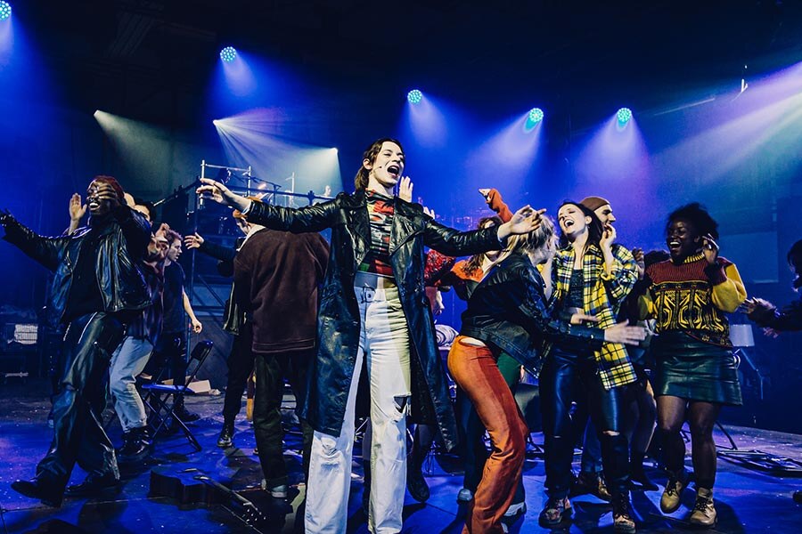 WAUW! Rent rockt de pannen van de Blikfabriek eraf!