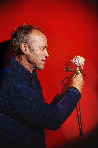 Interview Stef Bos over solo tour ‘Bloemlezing 21’  Echte verwondering? Mensen!    