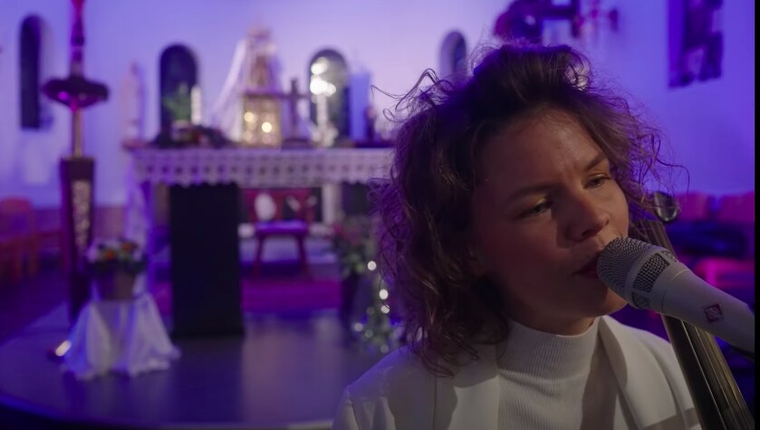 Lili Grace viert 1 jaar 'Silhouette' met live versie van 'Saint'
