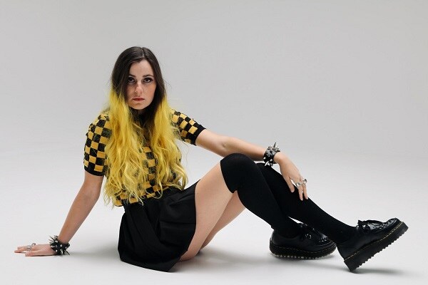 Aviva Premieres Single ‘Nightmare’
