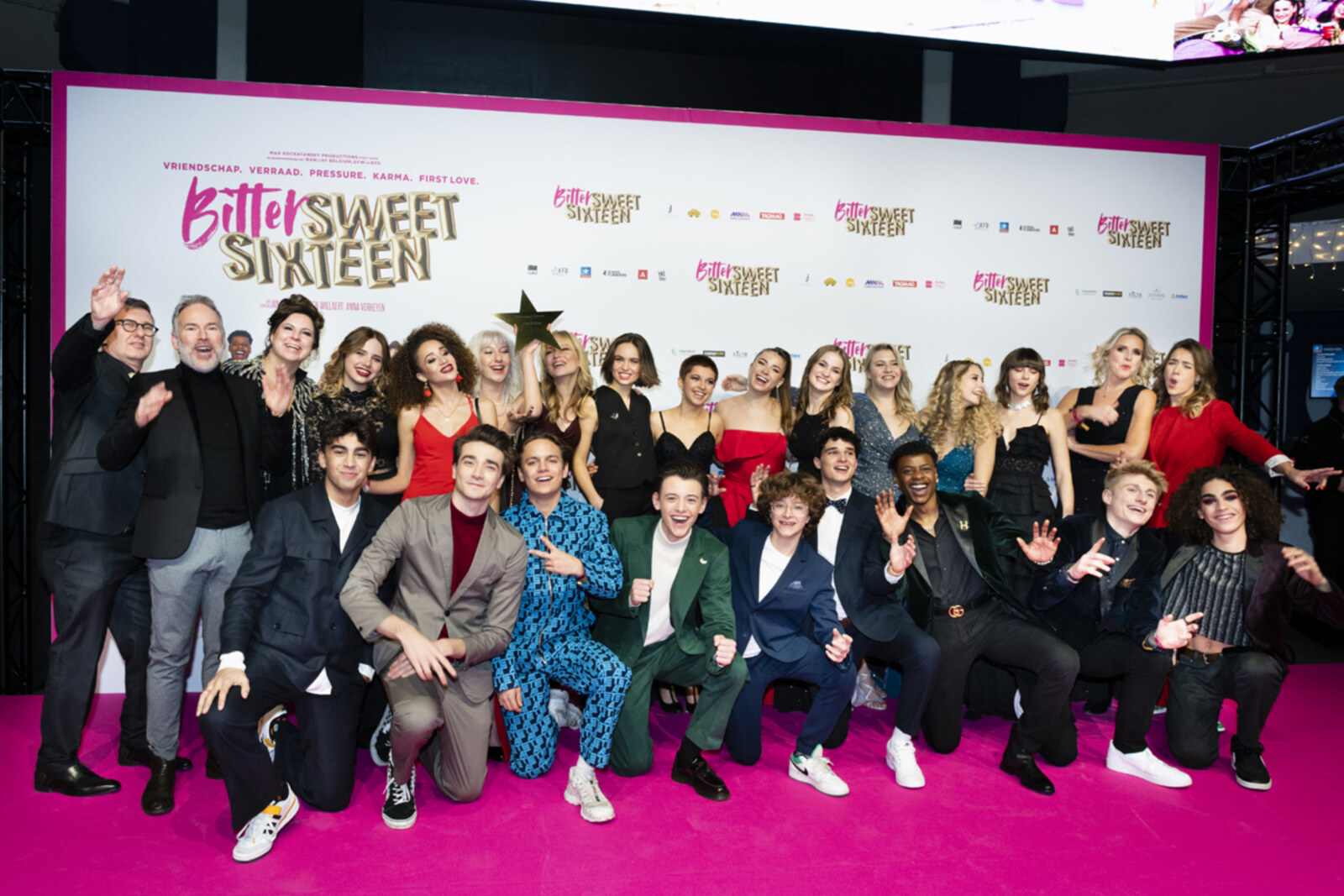 Wervelwind aan jong geweld raast over golden carpet op première van Bittersweet Sixteen