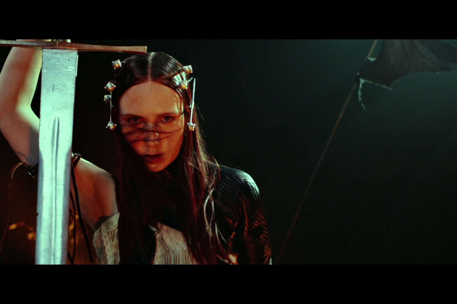 MØ  releases "New Moon"