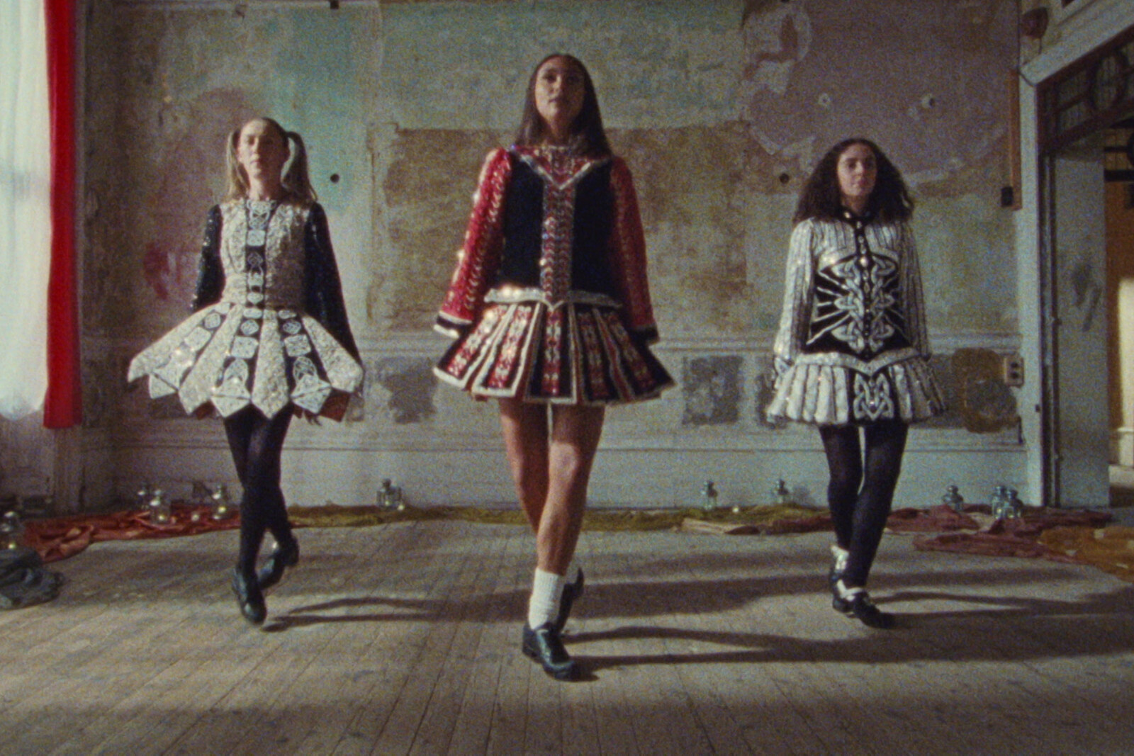 Joy Crookes releases "19th Floor"