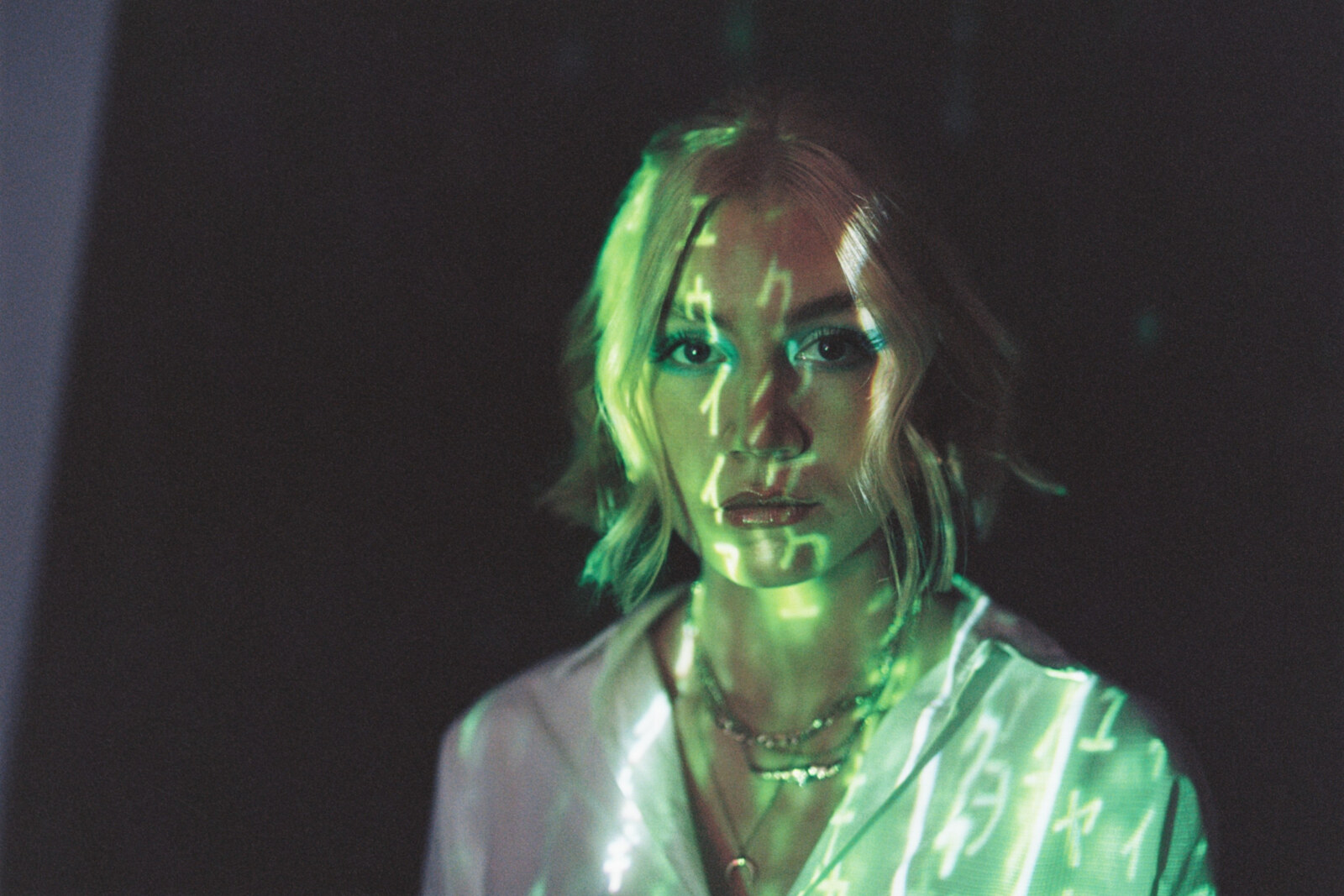 Hanne Mjøen sings about falling in love in 'fall apart'