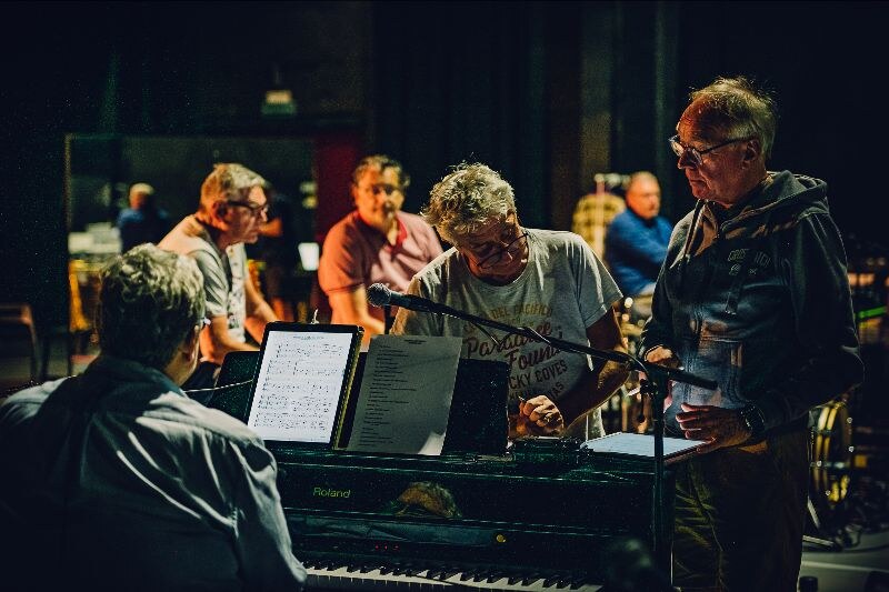 De cast van "Jan Van Dyke - De Show van m'n Leven" beleeft z’n generale week samen met de Lou Roman Band
