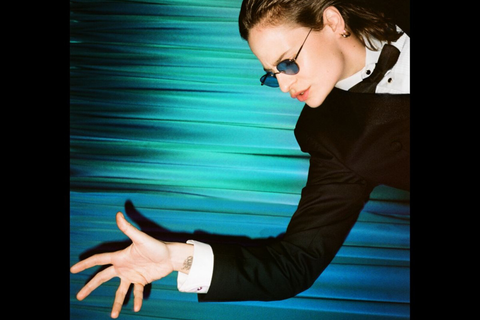 Christine and the Queens new single “Je te vois enfin”.
