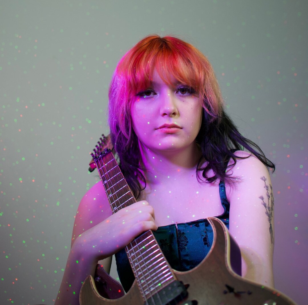 Pinkfiz has just dropped her new single "ON YOUR KNEES".